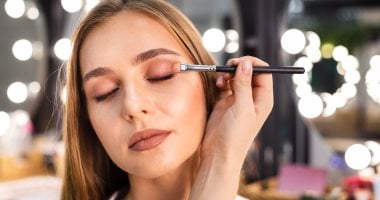 5 طرق تمنع تكتل الكونسيلر تحت العينين لتحقيق إطلالة سلسة وخالية من التجاعيد