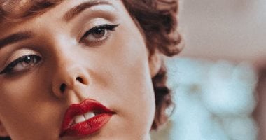 تقنية السندويتش: أبرز التريكات الاحترافية للمكياج لحمايته من حرارة الصيف