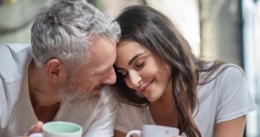 لماذا تفضل بعض النساء الرجال الأكبر سناً؟ اكتشف الأسباب النفسية وراء ذلك