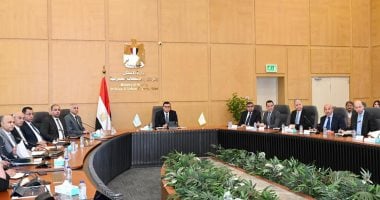 وزير الإسكان يراقب تطورات منطقة الأعمال المحورية في العاصمة الإدارية الجديدة