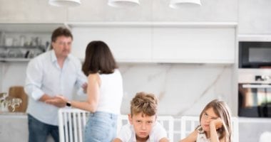 تجنبوا أن يكونوا شهوداً عليكم.. آداب التعامل في النزاعات العائلية أمام الأطفال