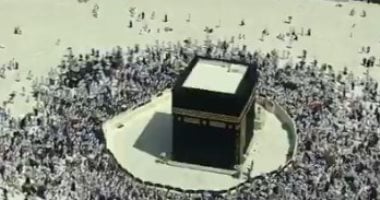 بكسوتها الجديدة.. استمتع بمشاهدة طواف المعتمرين حول الكعبة في أول أيام العام الهجري