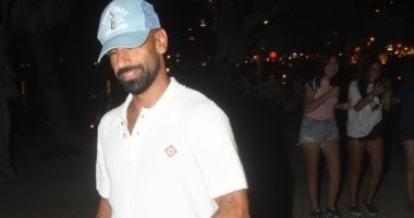 محمد صلاح يتجنب عدسات المصورين في بودروم التركية.. وقناع وقبعة لحماية خصوصيته
