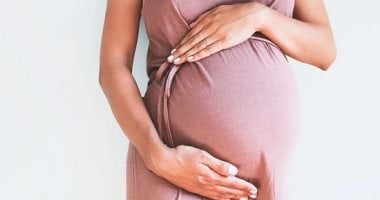 روتين العناية بالبشرة للحامل في فصل الصيف.. 5 خطوات تحميها من آثار الحرارة والتغييرات الهرمونية