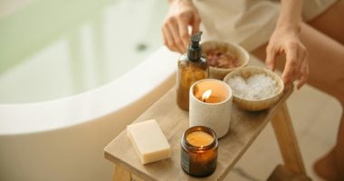 بالملح والسكر.. طرق طبيعية لتقشير البشرة في راحة منزلك