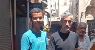 ريبيرو، مدرب الأهلي، يتجول في شارع المعز ويلتقط صورًا مع المشجعين في لحظات مميزة.. فيديو
