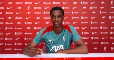 ليفربول يحتفل بعيد ميلاد تري نيوني الثامن عشر بتقديم عقد طويل الأمد له