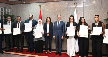 وزير الاستثمار يوزع بطاقات التخرج على أول دفعة من الحاصلين على دبلومة التجارة الدولية
