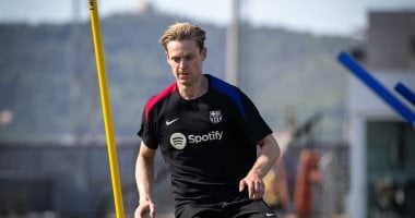 برشلونة يخطو نحو تجديد عقد فرينكي دي يونج حتى عام 2029