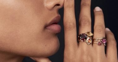 اختيار اليد المناسبة لارتداء الأحجار الكريمة.. اليمين أم اليسار؟
