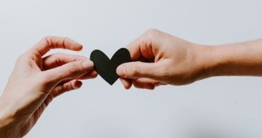 5 إشارات سرية يبعث بها جسدك تكشف لك صدق حبيبك.. اكتشفها الآن