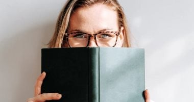 10 عادات سهلة تعزز ذكائك.. من بينها تقديم العون للآخرين بلا مقابل