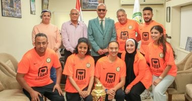 رئيس البنك الأهلي يشجع لاعبات الكرة النسائية قبل بدء فترة التحضير للموسم الجديد