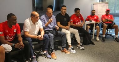 اجتماع عزام ونبيل والحضري مع لاعبي المنتخب الوطني تحت 17 عاماً