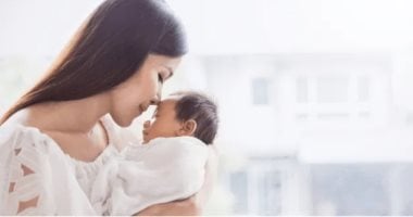 في اليوم العالمي للتقبيل اكتشفي فوائد القبلات واحتضان طفلك