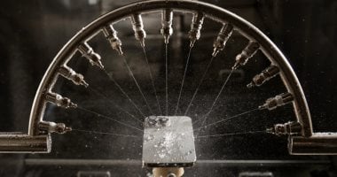 كواليس مختبر أبل في اختبار متانة إصدارات آيفون الجديدة