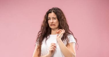 مزاجك يتأرجح باستمرار خلال الصيف.. استشاري نفسي يشرح السبب