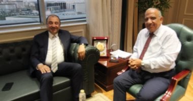 وزير الكهرباء وقطاع الأعمال يستكشفان فرص الاعتماد على الطاقات المتجددة في الصناعات