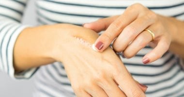 طرق طبيعية للتخلص من الندبات بخطوات سهلة بدءًا من جل الصبار وصولاً إلى زيت اللافندر