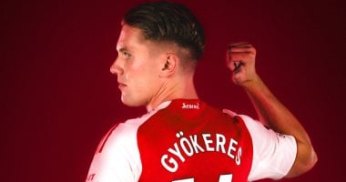 فيktor جيوكيريس يرتدي الرقم المميز وينضم لبعثة أرسنال في جولة آسيا