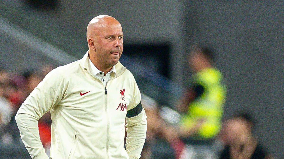 سلوت يثير التساؤلات حول القيادة الجديدة ويكشف سرًا للاعب واحد فقط