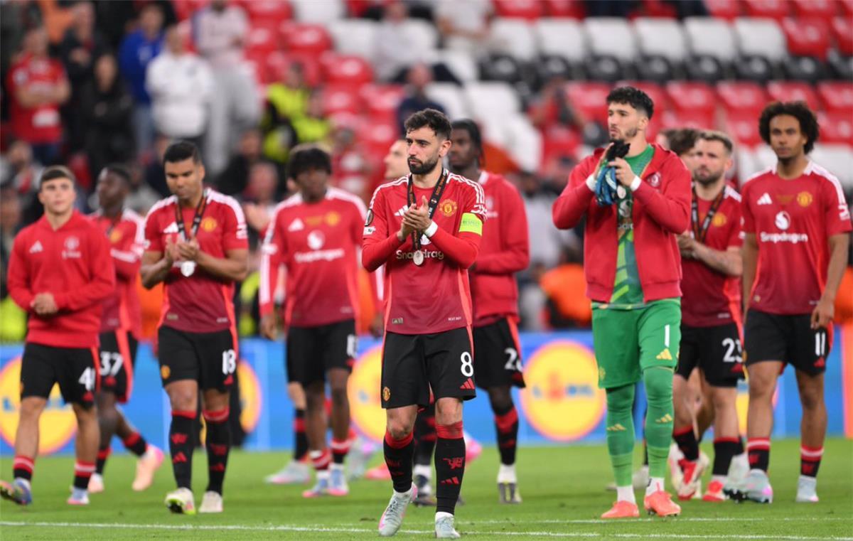 لاعب مانشستر يونايتد يلفت الأنظار نحو الدوري السعودي بعد عدم عودته للوطن