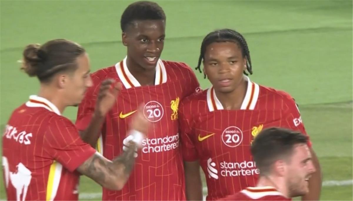 محمد صلاح يتأمل بحزن بعد هدف ليفربول الثالث في مرمى يوكوهاما