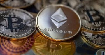 ارتفاع بيتكوين فوق 114500 دولار ونجاح جزئي للعملات الرقمية