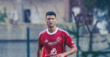 داري و5 لاعبين ناشئين يجلسون على دكة الأهلي في مباراة ودية مع منتخب الشباب