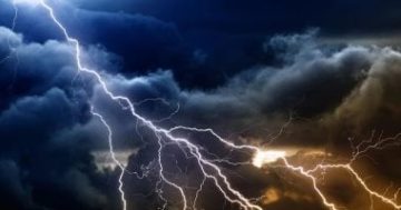 قمر صناعي يسجل اطول ومضة برق في التاريخ بطول 830 كيلومترا