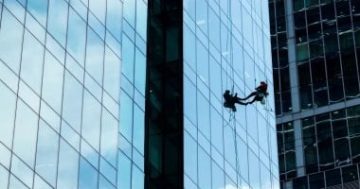 اكتشاف صيني مذهل زجاج ذاتي التنظيف يعمل بالطاقة الكهربائية