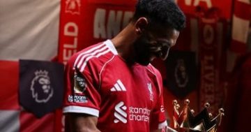 محمد صلاح يتحدى الجميع بصورة جديدة مع كأس الدوري الإنجليزي قبل البداية