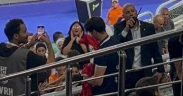 اللجنة المنظمة تمنح قميص منتخب الناشئين للجماهير قبل مواجهة الدنمارك في المدرجات