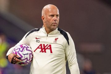 سلوت يكشف غياب أربعة لاعبين عن ليفربول في مواجهة أتلتيك بلباو