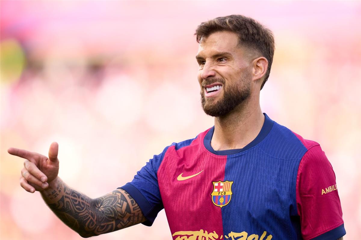 شرط برشلونة لتوفير بديل لمارتينيز بعد انتقاله إلى النصر السعودي