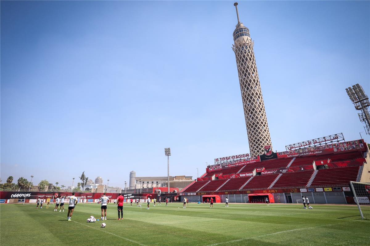 مدرب الأهلي ريبيرو يلتقي باللاعبين وسط تدريبات بدنية مكثفة 5 مدرب الأهلي ريبيرو يلتقي باللاعبين وسط تدريبات بدنية مكثفة